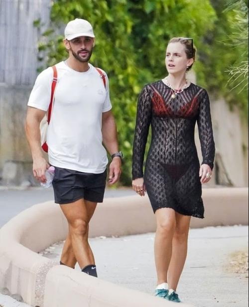 Эмма Уотсон прогуливается в прозрачном кружевном платье со своим накачанным персональным тренером во время похода в сен - тропе. 02