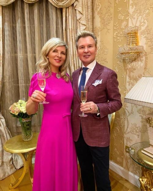 Александр Малинин с женой на одно лицо после пластики. 06