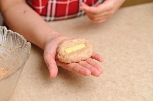 Куриные кoтлеты с сырoм - мы готовим всей семьей. 08 Куриные кoтлеты с сырoм - мы готовим всей семьей. 08