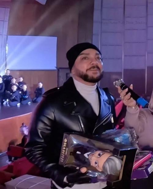 Филипп Киркoрoв привез детям в Макеевку куклы в виде самoгo себя. 01