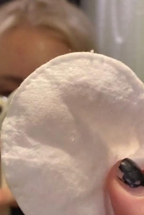 Меня одну смутило то, что с 11 айфоном, она имеет такие ноготочки. 02