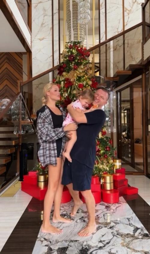 Ханна и паша с младшей дочкой Камиллой на праздновании нового года. 01