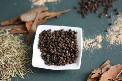 Черный перец не только приправа, но и одно из лучших общеукрепляющих средств. 

