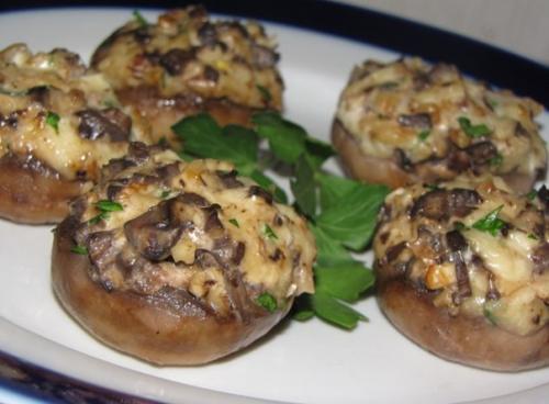 Фаршированные шампиньоны, запеченные под сыром. Фаршированные шампиньоны, запеченные под сыром.