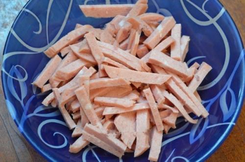 Салат с копченой колбасой и морковью. 02