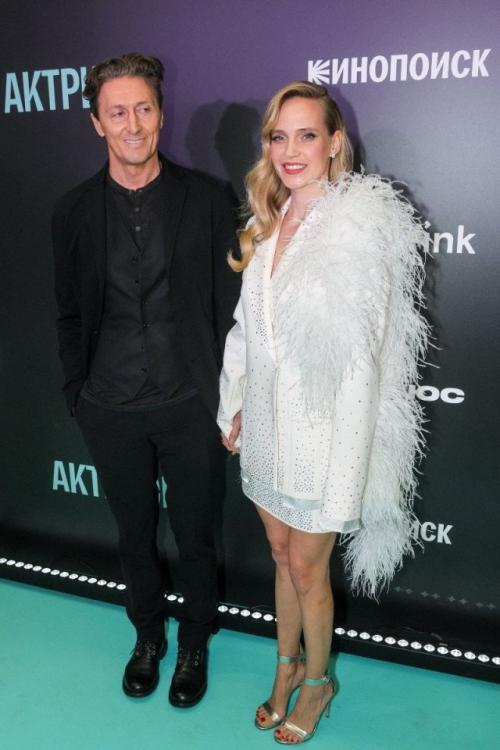 Глюкоза объяснила, почему мужа не смущает ее новый образ: У Него Много Женщин. 02