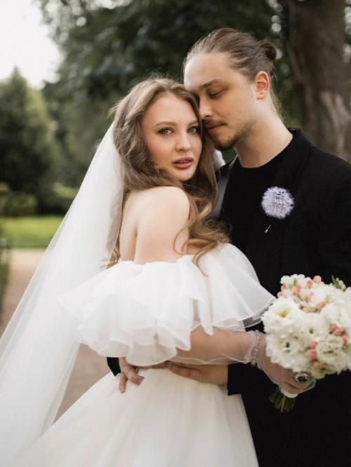 52-Летняя Наташа королёва выставила свою невестку не в лучшем свете, показав её зубы. 02