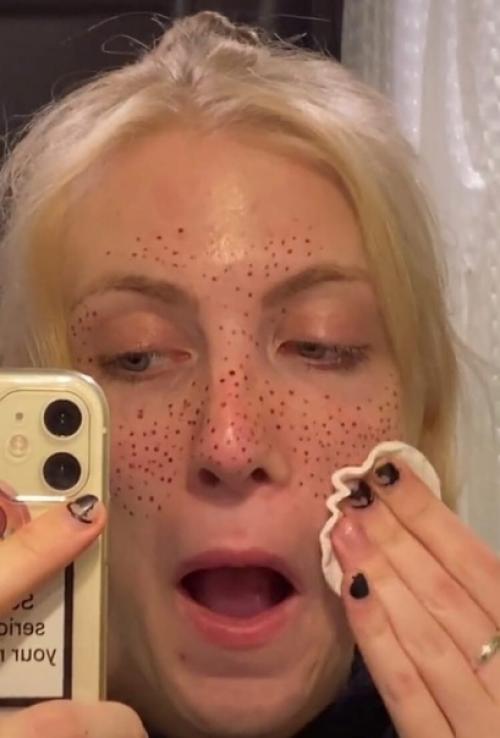 Меня одну смутило то, что с 11 айфоном, она имеет такие ноготочки. 01