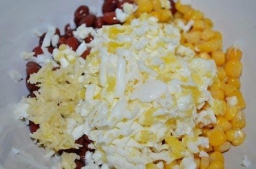 Салат с фасолью, сыром и сухариками. 02