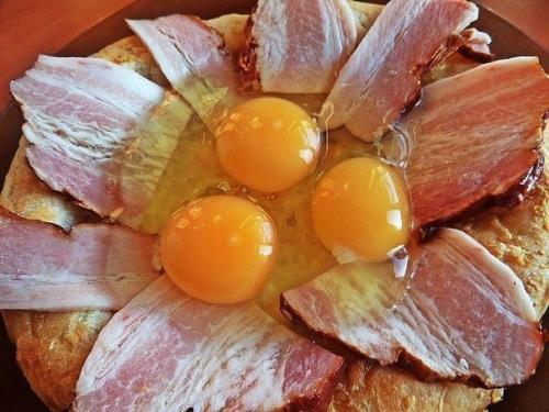 Глазунья в лепёшке.  Ингредиенты: 08