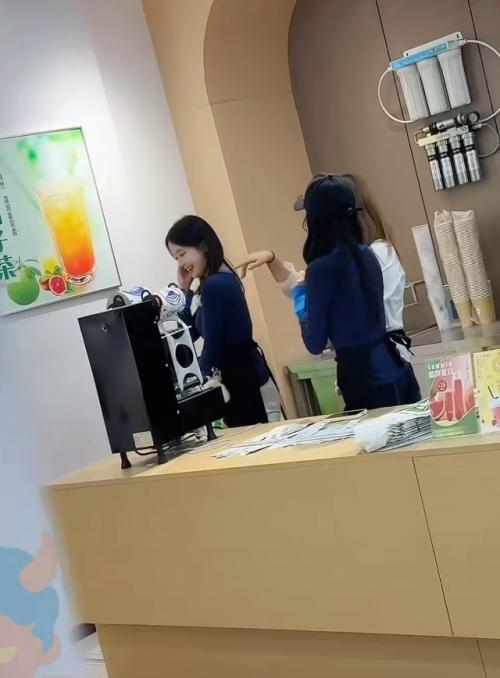 Когда ждёшь свою миску риса, а вместо этого выходит азиатка и трясётся перед тобой.  