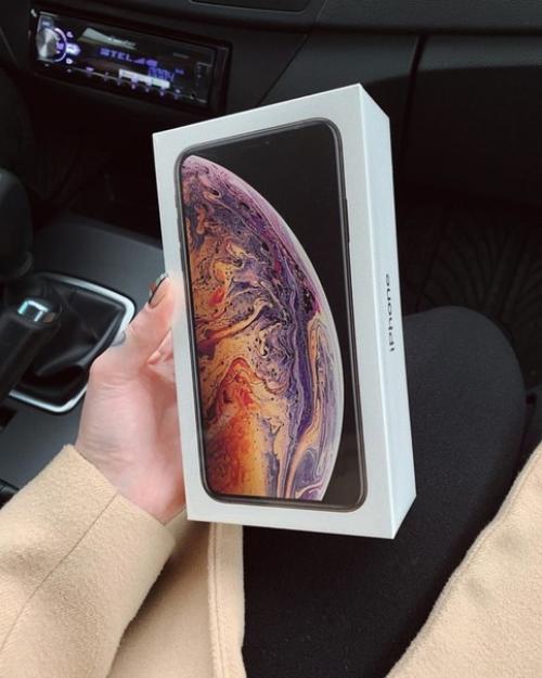 Эта девушка сделала себе татуировку на лице с логотипом Связного и получила в подарок от магазина айфон. 02