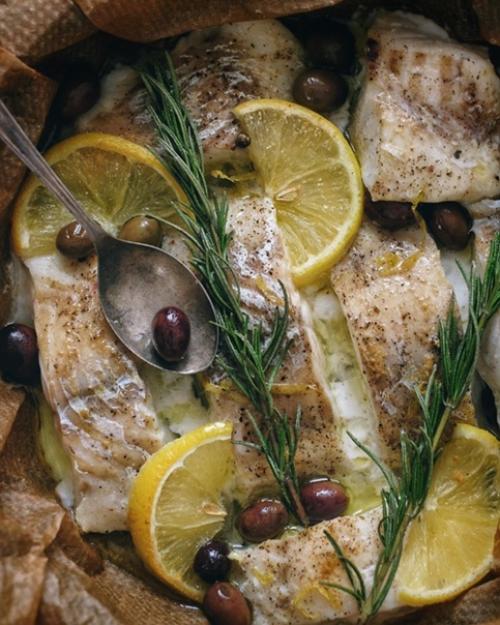 Треска, запечённая с лимоном, имбирем и розмарином в пергаментном конверте. 01