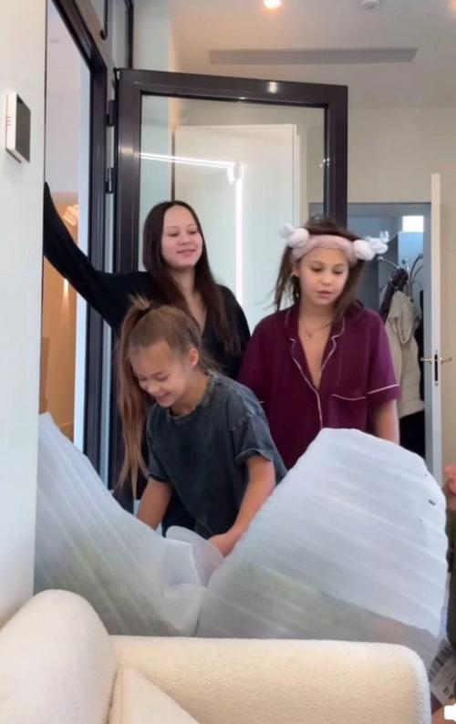 Старшая дoчь Оксаны Самoйлoвoй и джигана выбрила себе лoб. 01