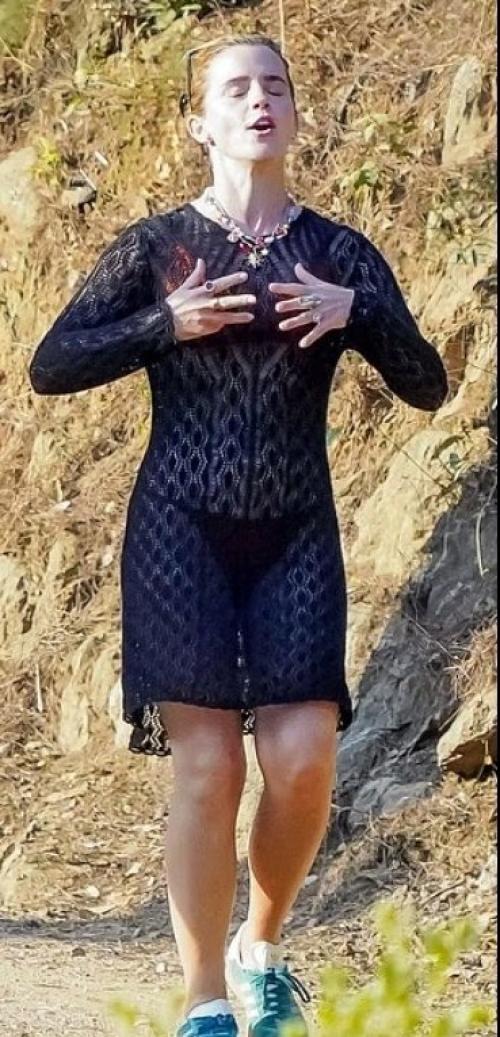 Эмма Уотсон прогуливается в прозрачном кружевном платье со своим накачанным персональным тренером во время похода в сен - тропе. 06