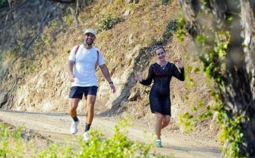 Эмма Уотсон прогуливается в прозрачном кружевном платье со своим накачанным персональным тренером во время похода в сен - тропе. 07