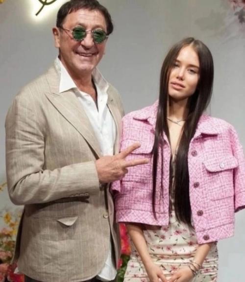 Григорий лепс постепенно знакомит свою 18-летнюю невесту аврору с шоу-бизнесом. 02