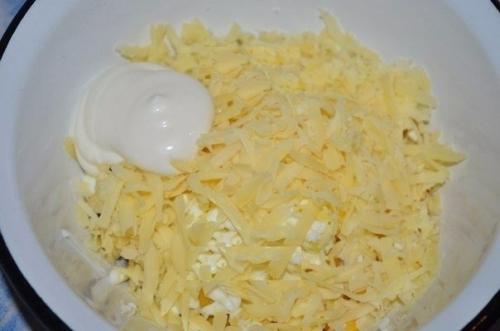 Салат с фасолью, сыром и сухариками. 03