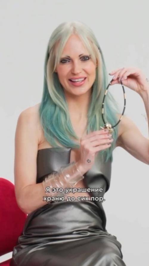 Глюкоза поняла, что без бровей выглядит неактуально и нарисовала их себе сразу четыре. 01