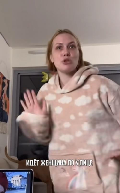 Тут нарисовалась целая лекция про ту самую легендарную даму в красном головном уборе, которую знает каждый второй в нашей стране.  