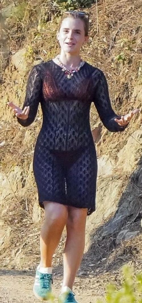 Эмма Уотсон прогуливается в прозрачном кружевном платье со своим накачанным персональным тренером во время похода в сен - тропе. 05