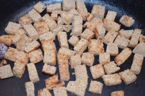 Салат с фасолью, сыром и сухариками. 04