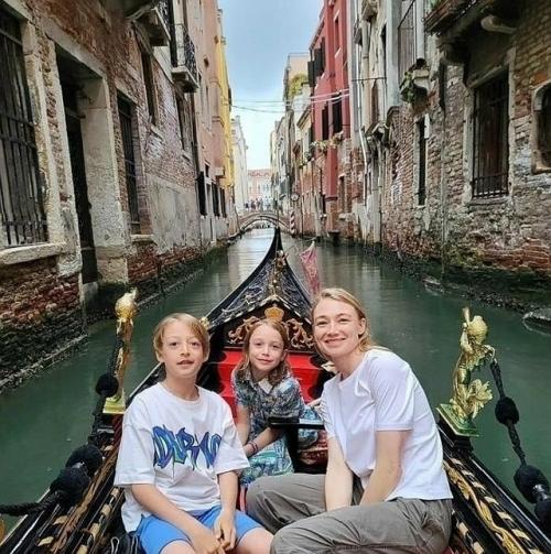 Оксана акиньшина и Данила Козловский - одна из самых скрытных и обаятельных пар нашего кино - поделились долгожданным кадром из своего отпуска. 01