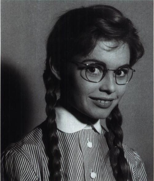 Странно, но в детстве бардо считалась гадким утенком.  