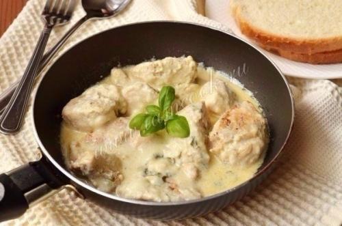 Курица с грибами в сливочном соусе.