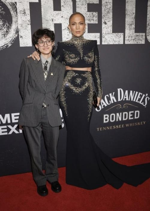 Дженнифер Лопес появилась на публике вместе со своей 17-летней дочерью Эмми. 02