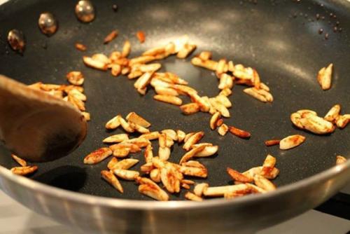 Десерт - мороженое с бананами и миндалем. 05