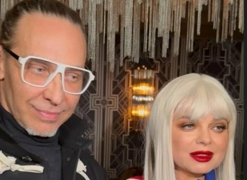 Тарзан публично раскритиковал новый образ жены Натальи королевой и намекнул, что ей нужно похудеть. 
