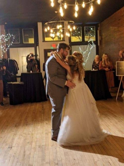 Одна из известных американских сиамских близнецов хенсел вышла замуж. 01