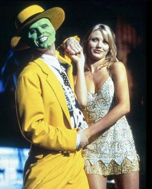 Фильм Маска вышел в 1994 году, и в нем мы впервые увидели очаровательную Кэмерон диас. 02