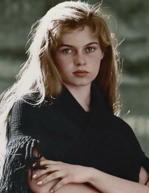 Странно, но в детстве бардо считалась гадким утенком. 02