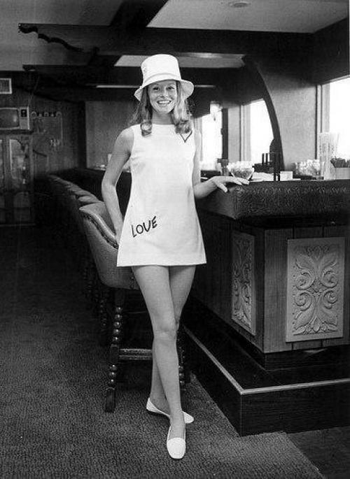 1969 год.  Мини - мода достигла своего апогея - еще немного выше и платье уже потеряло бы свое гордое название. 01