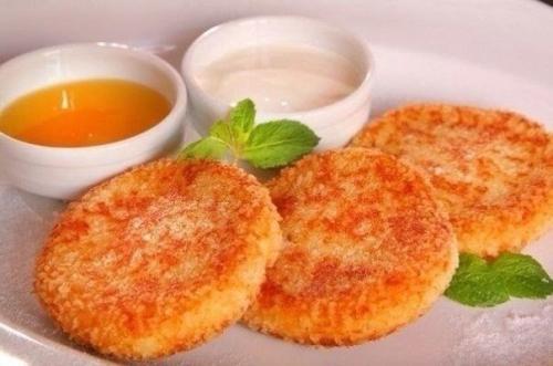 Морковно - яблочные сырники в ванильном соусе. Морковно - яблочные сырники в ванильном соусе.