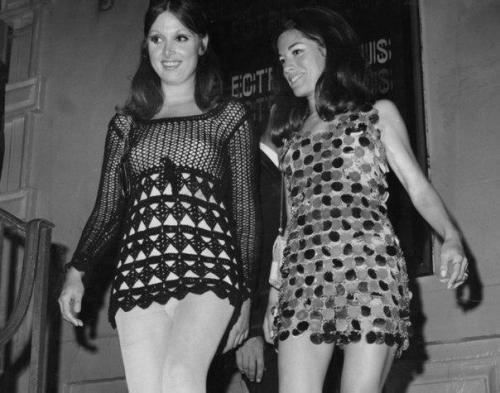1969 год.  Мини - мода достигла своего апогея - еще немного выше и платье уже потеряло бы свое гордое название.