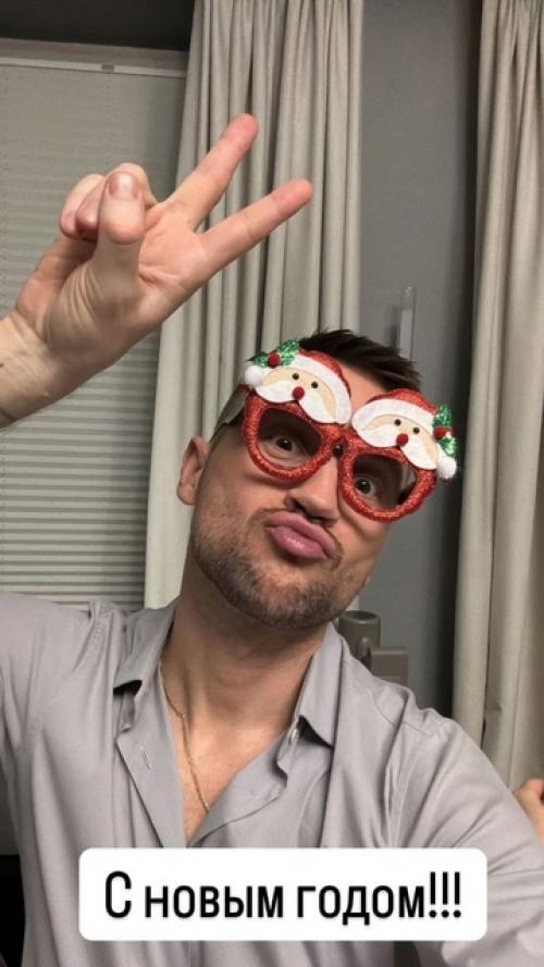 Сергей Лазарев семейными новогодними фотографиями делится. 02