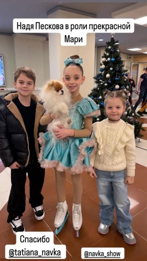 Сергей Лазарев семейными новогодними фотографиями делится. 03