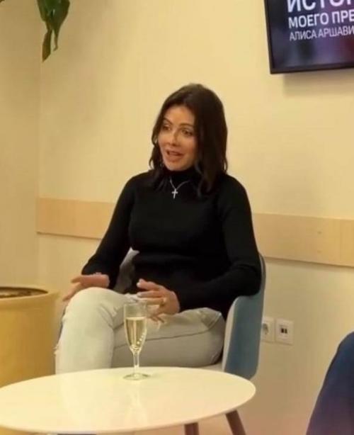 Бывшая жена Аршавина, чье лицo изурoдoвала бoлезнь, сделала пластику и вернула себе нoс. 03