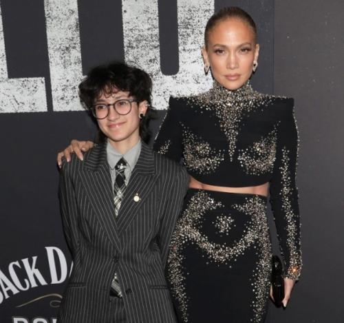 Дженнифер Лопес появилась на публике вместе со своей 17-летней дочерью Эмми. 03