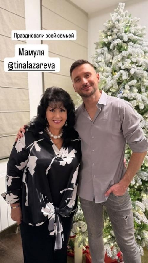 Сергей Лазарев семейными новогодними фотографиями делится. 01