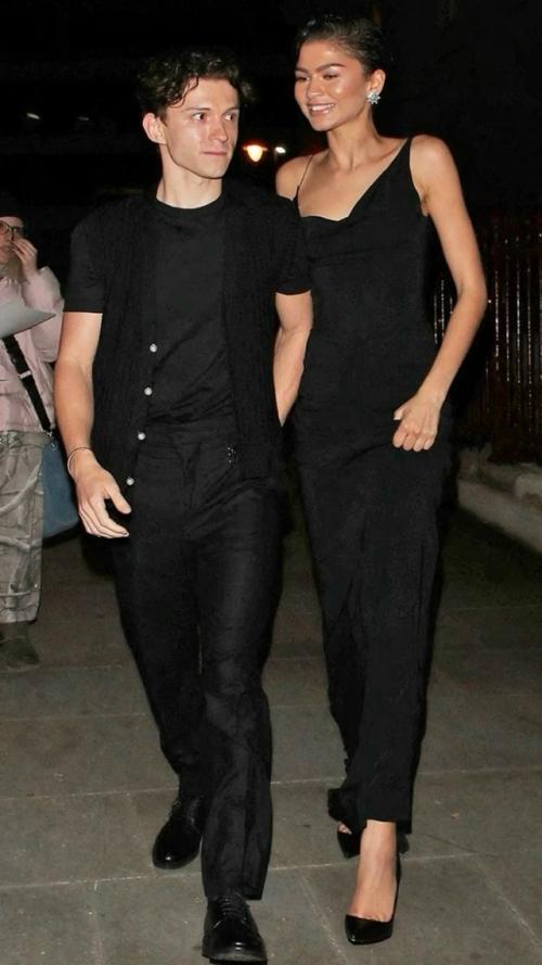 Зендея прокомментировала появившиеся в сети ИИ - снимки своей свадьбы с том холланд. 

