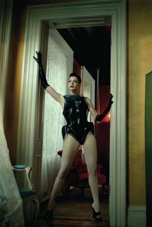 Неземная красотка Энн хэтуэй позирует для апрельского Vanity Fair в образах Saint Laurent, Mugler и Prada. 04