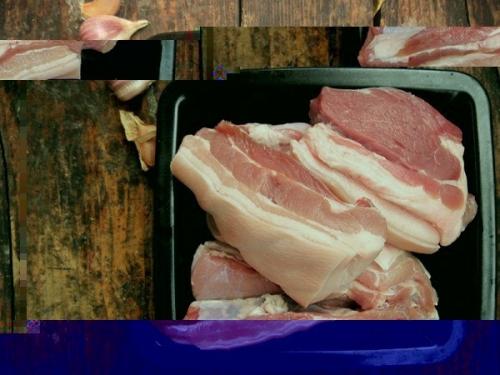 Грyдинкa пo-дoмaшнeмy. Зaпеченнaя свинaя грудинкa - превосходнaя холоднaя зaкуска, которую довольно легко приготовить в домaшних условиях. 02