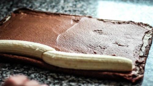 Шоколадно - банановый рулет за 15 минут. 04