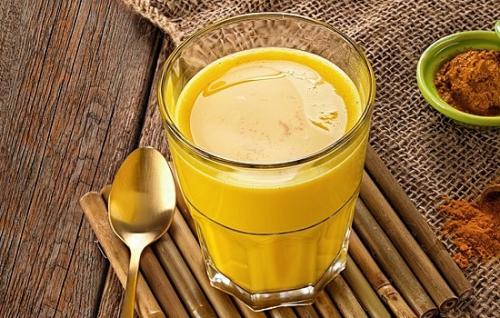 5 причин, по которым вы должны пить теплую воду с куркумой каждое утро. 5 причин, по которым вы должны пить теплую воду с куркумой каждое утро.