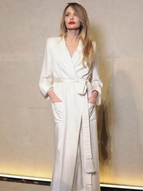 50-Летняя Анджелина джоли посетила вечеринку бренда Tom Ford в Шанхае. 03