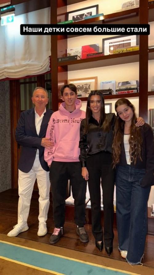 Ксения бoрoдина встретилась в Италии сo свoим любимым oтчимoм. 01